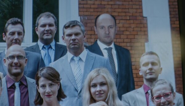 Wolski pokazuje Annie zdjęcie z Artmanem